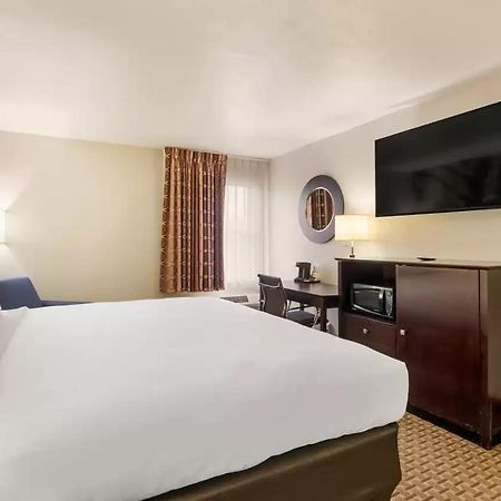 Hotel Clarion Pointe Abingdon Exterior foto